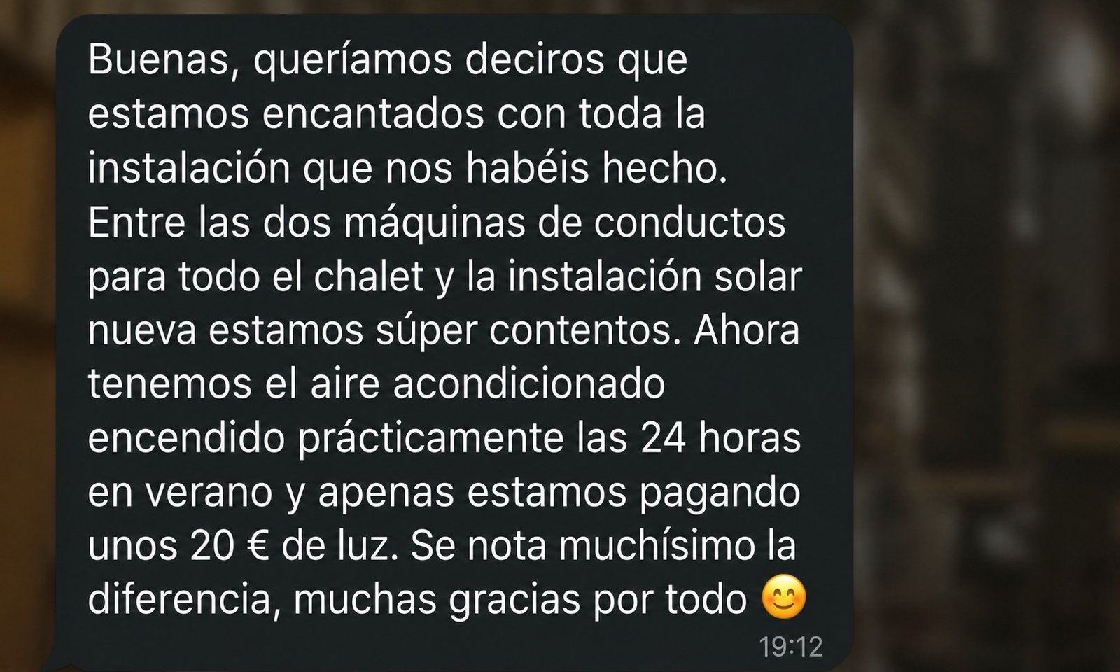 Captura de WhatsApp de un cliente ITAFE en Marbella: 'Estamos súper contentos con la instalación. Ahora tenemos el aire acondicionado encendido prácticamente las 24 horas en verano y apenas pagamos unos 20 € de luz'