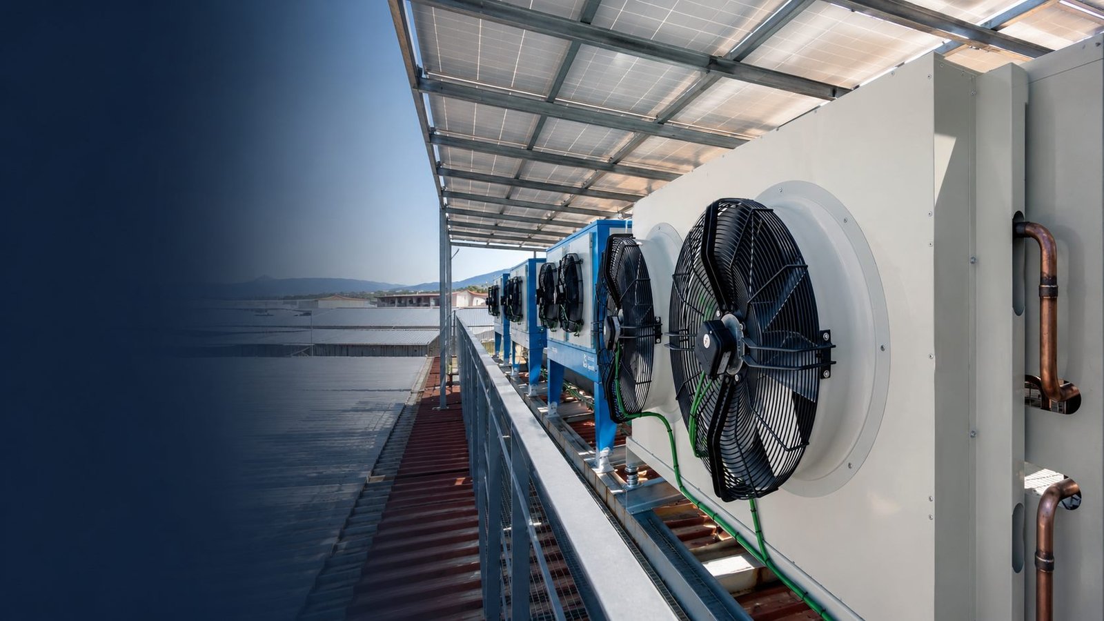 Instalación industrial de refrigeración y climatización con paneles solares en cubierta · obra real ITAFE en Costa del Sol