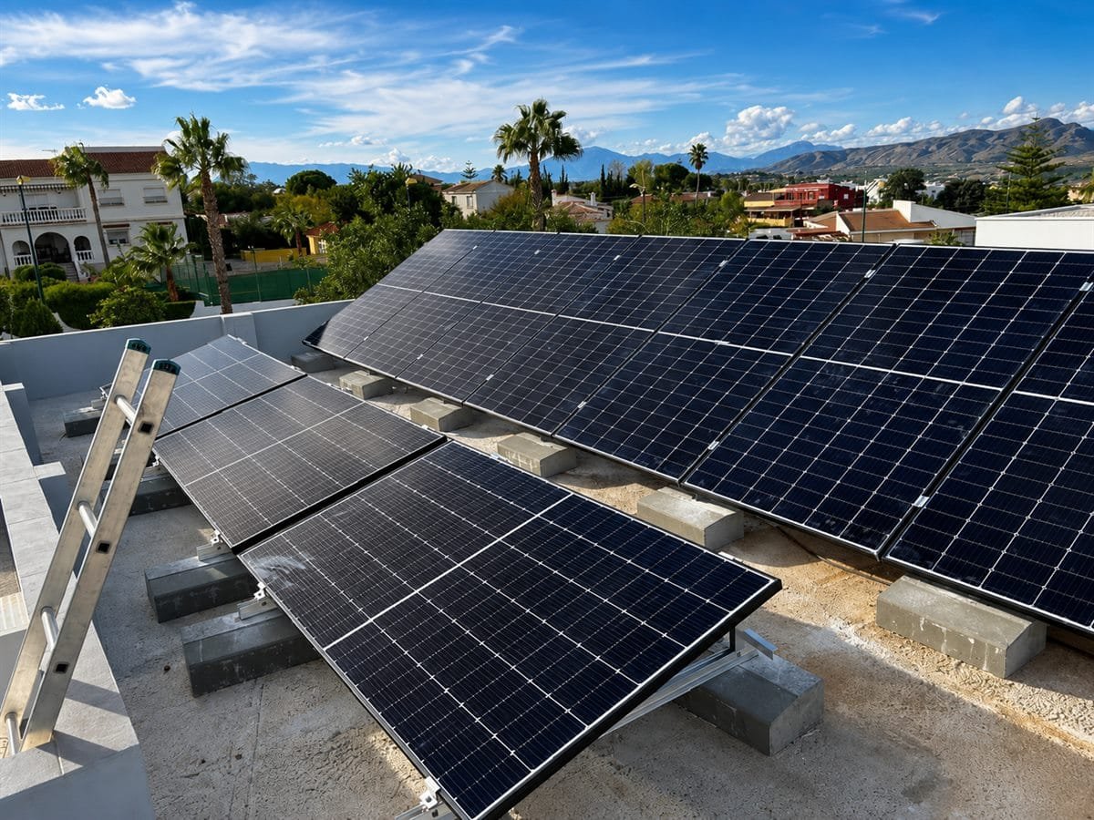 Vivienda residencial en Costa del Sol con instalación solar fotovoltaica y máquina de climatización por conductos por ITAFE · cliente paga menos de 10 euros al mes en su factura de la luz