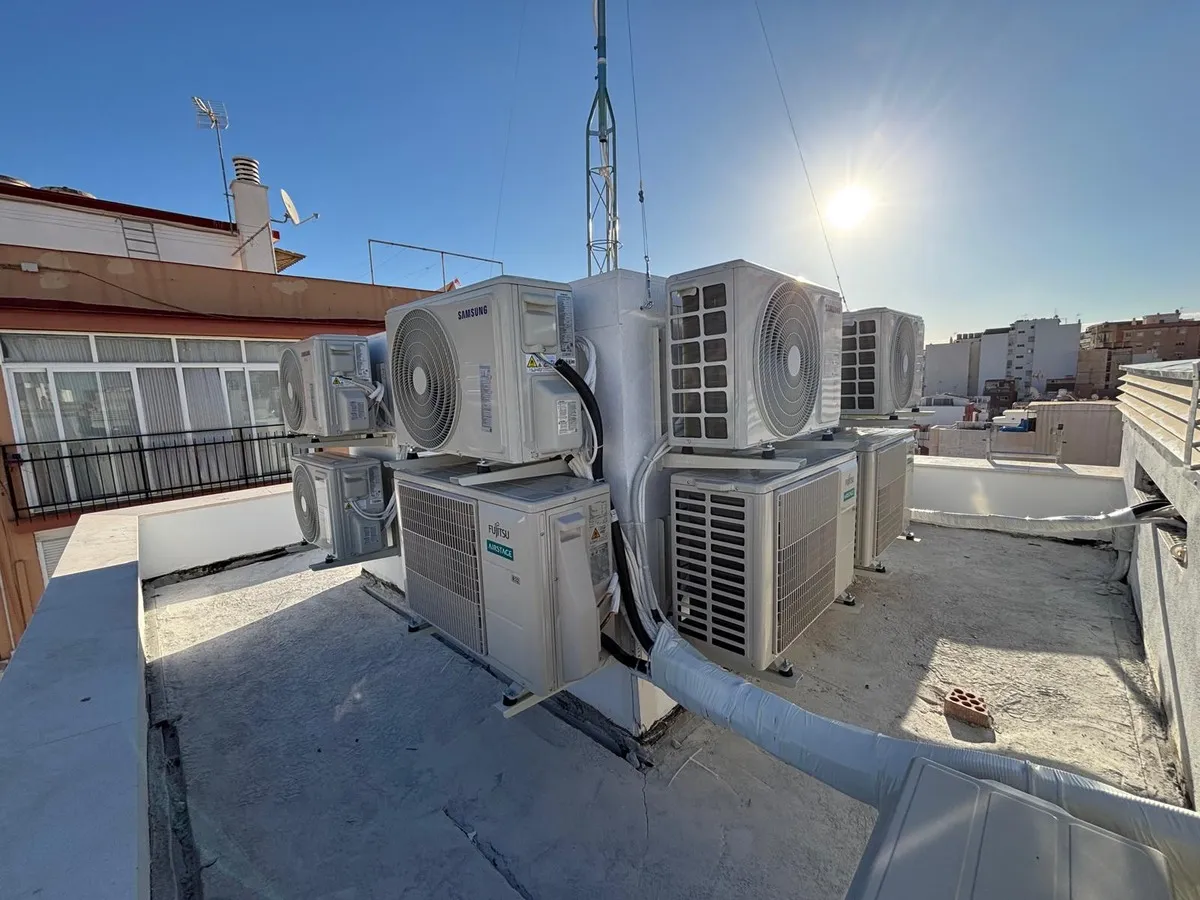 Unidades exteriores de aire acondicionado instaladas por ITAFE en una azotea de Málaga