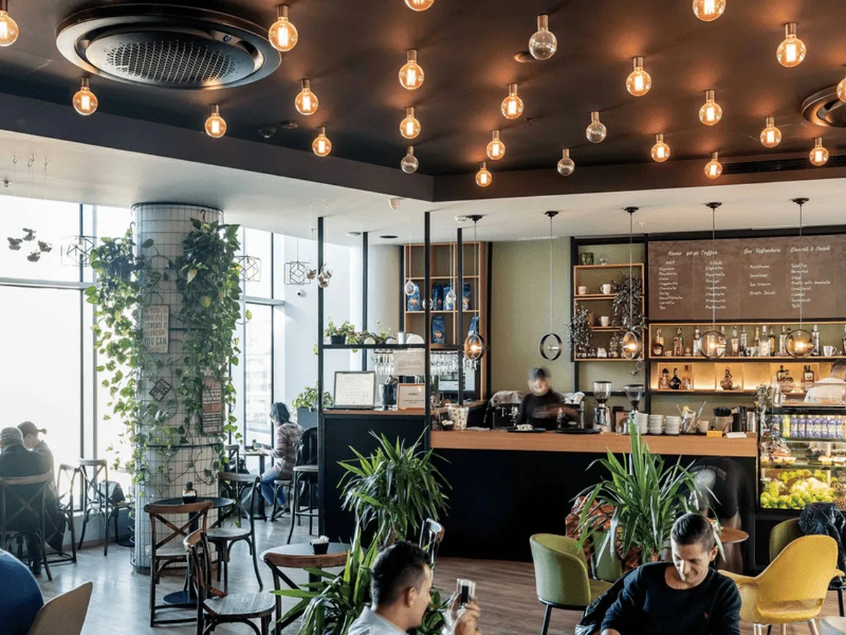 Instalación de climatización comercial VRF realizada por ITAFE en Málaga